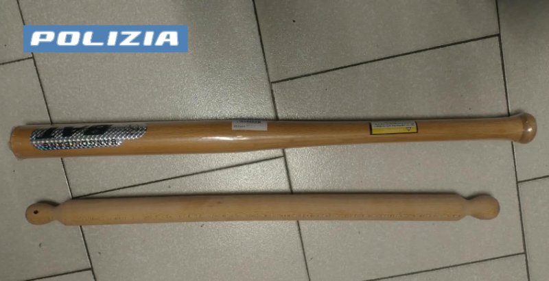 Agguato all'uscita dal locale, donna colpita alla testa con mazza da baseball e mattarello: denunciate madre e figlia