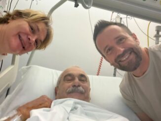 Arresto cardiaco davanti a casa, la moglie lo salva col defibrillatore