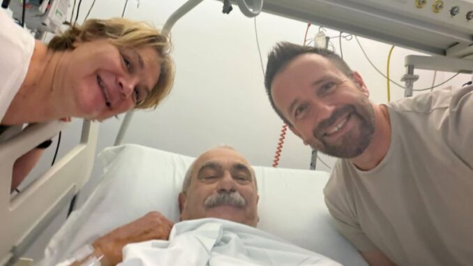 Arresto cardiaco davanti a casa, la moglie lo salva col defibrillatore