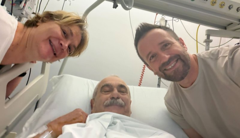 Arresto cardiaco davanti a casa, la moglie lo salva col defibrillatore