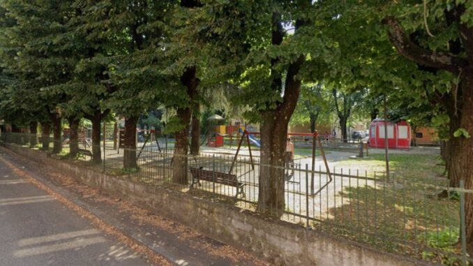 Bimba di undici anni resta incastrata in una giostra al parco giochi, intervengono vigili del fuoco e 118