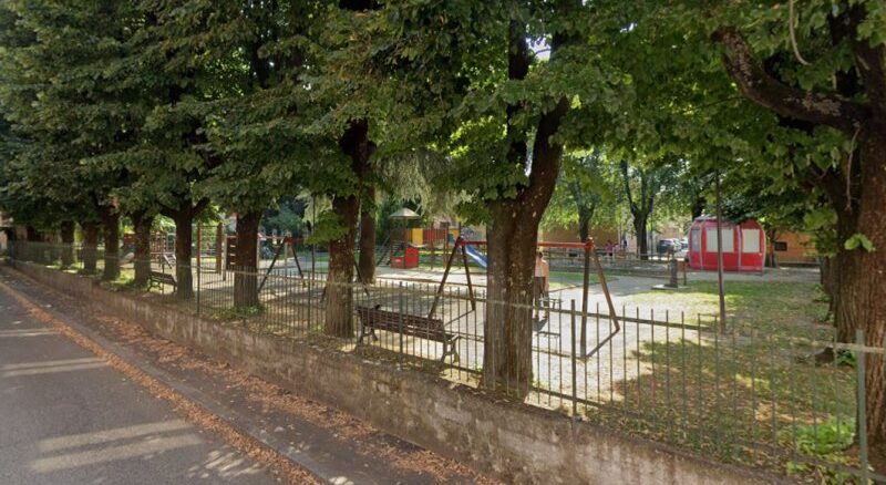 Bimba di undici anni resta incastrata in una giostra al parco giochi, intervengono vigili del fuoco e 118