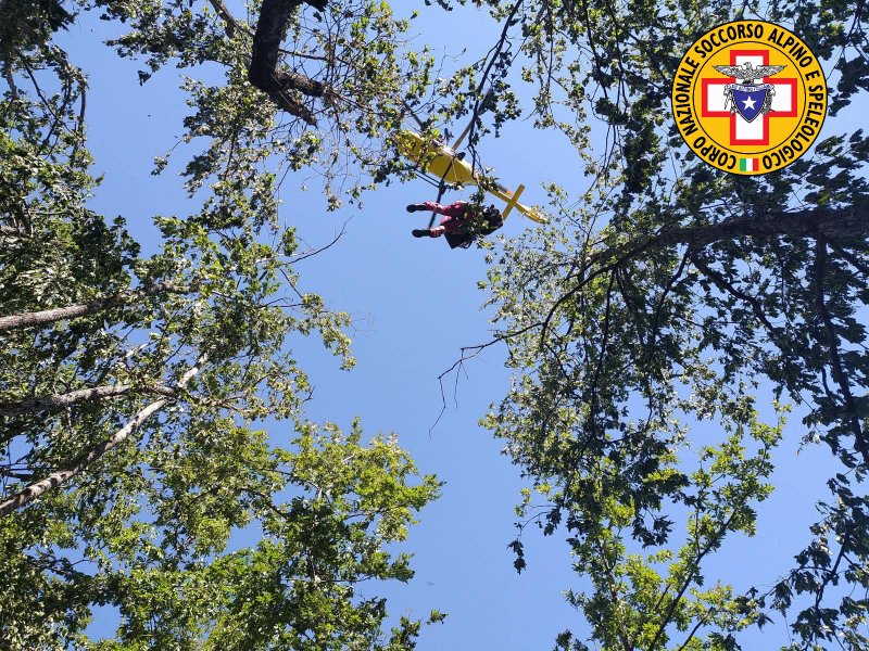 Caduta rovinosa e puntura di ape, due interventi del soccorso alpino in poche ore in Val Tidone e Val Nure