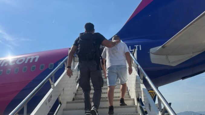 Condannato per sostanze stupefacenti, 24enne irregolare scarcerato e subito espulso