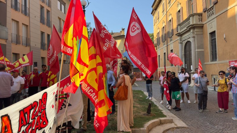 Corriere morto sul lavoro, sindacati davanti alla prefettura: "Pacchi davanti alle uscite di sicurezza oltre a caldo e carichi insostenibili, abbiamo chiesto controlli immediati"
