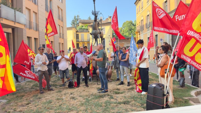 Corriere morto sul lavoro, sindacati davanti alla prefettura: "Pacchi davanti alle uscite di sicurezza oltre a caldo e carichi insostenibili, abbiamo chiesto controlli immediati"