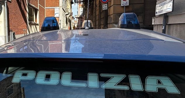 Dopo la condanna non può uscire di casa, ma raggiunge la ex moglie per aggredirla: 37enne arrestato