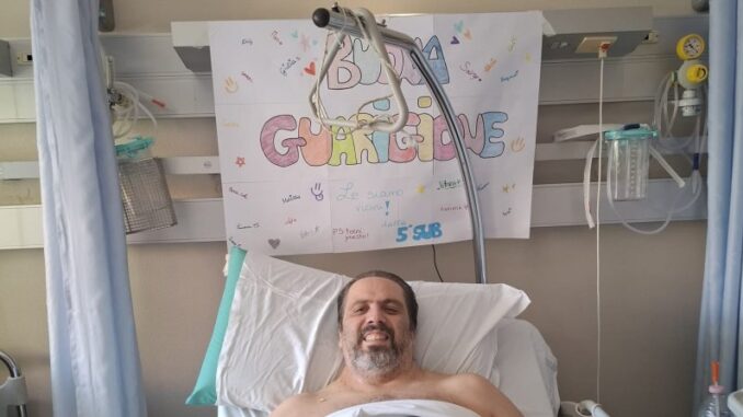Filippo Rezoagli, prof del liceo Colombini ricoverato in ospedale: gli studenti gli portano un cartellone per augurargli pronta guarigione AUDIO