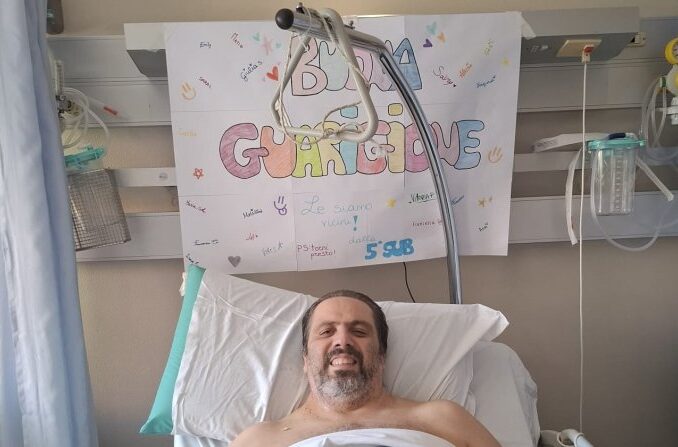 Filippo Rezoagli, prof del liceo Colombini ricoverato in ospedale: gli studenti gli portano un cartellone per augurargli pronta guarigione AUDIO