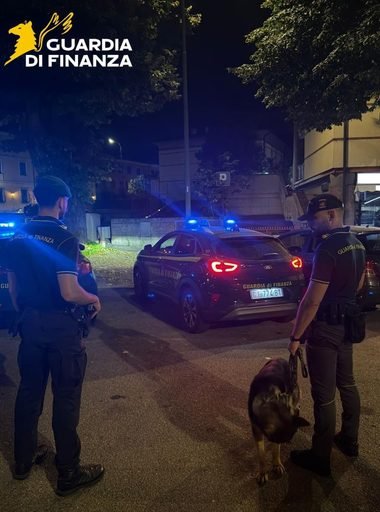Giovani sospetti tra le vie del centro, la guardia di finanza li ferma: avevano hashish, manganello e tirapugni