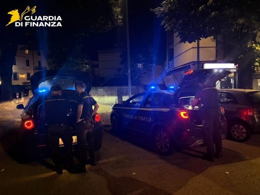 Giovani sospetti tra le vie del centro, la guardia di finanza li ferma: avevano hashish, manganello e tirapugni