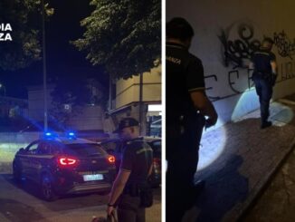 Giovani sospetti tra le vie del centro, la guardia di finanza li ferma: avevano hashish, manganello e tirapugni