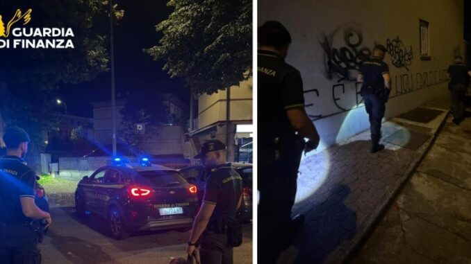 Giovani sospetti tra le vie del centro, la guardia di finanza li ferma: avevano hashish, manganello e tirapugni