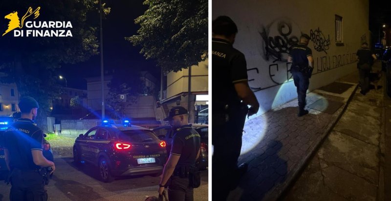 Giovani sospetti tra le vie del centro, la guardia di finanza li ferma: avevano hashish, manganello e tirapugni