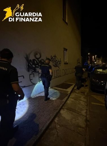 Giovani sospetti tra le vie del centro, la guardia di finanza li ferma: avevano hashish, manganello e tirapugni