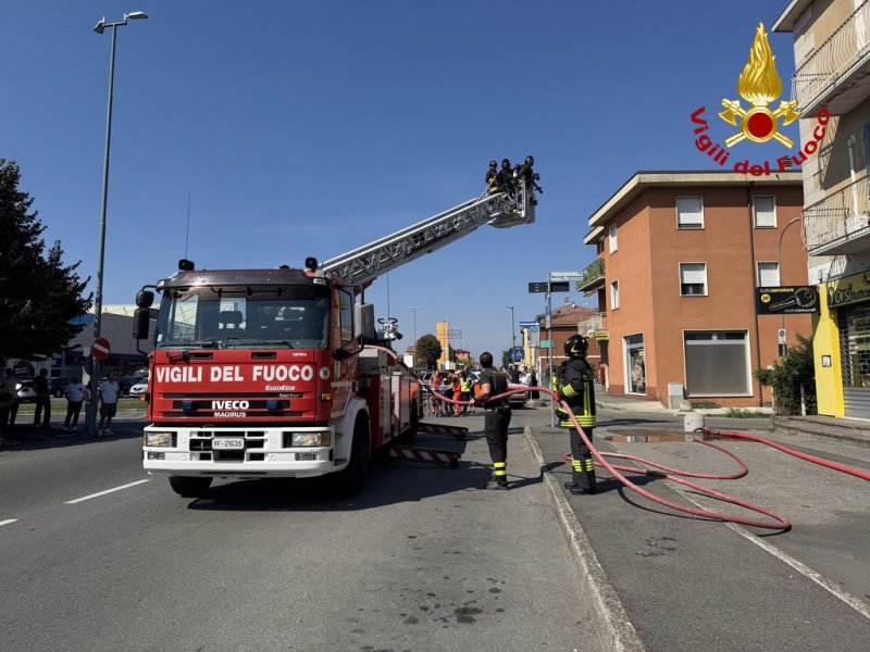Incendio in un appartamento di San Lazzaro: intossicato il proprietario, evacuata la palazzina FOTO