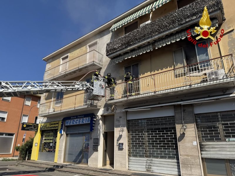 Incendio in un appartamento di San Lazzaro: intossicato il proprietario, evacuata la palazzina FOTO