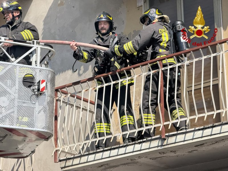 Incendio in un appartamento di San Lazzaro: intossicato il proprietario, evacuata la palazzina FOTO
