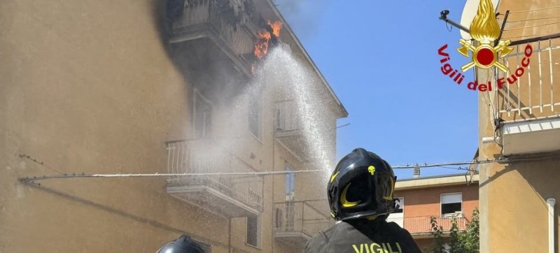 Incendio in un appartamento di San Lazzaro: intossicato il proprietario, evacuata la palazzina FOTO