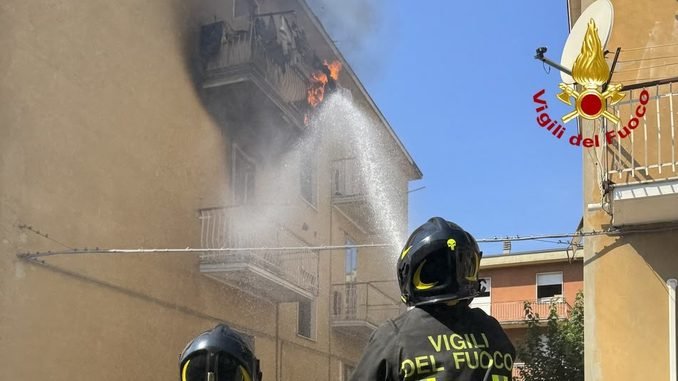 Incendio in un appartamento di San Lazzaro: intossicato il proprietario, evacuata la palazzina FOTO