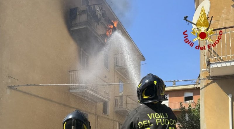Incendio in un appartamento di San Lazzaro: intossicato il proprietario, evacuata la palazzina FOTO