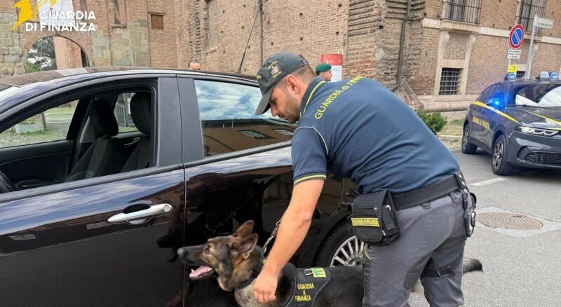 Intensificati i controlli antidroga della Finanza a Castel San Giovanni, sequestrate oltre 20 dosi di hashish e un coltello