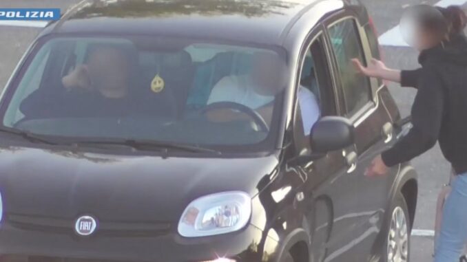 Maxi operazione della polizia contro lo spaccio, 21 arresti e 36 indagati: "Rivali pestati e accoltellati". L'indagine nata da una segnalazione su YouPol VIDEO
