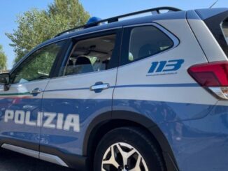 Nonostante il braccialetto elettronico e le restrizioni si presenta a casa della moglie sfondando la porta, arrestato
