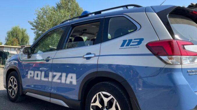Nonostante il braccialetto elettronico e le restrizioni si presenta a casa della moglie sfondando la porta, arrestato