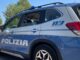 Nonostante il braccialetto elettronico e le restrizioni si presenta a casa della moglie sfondando la porta, arrestato