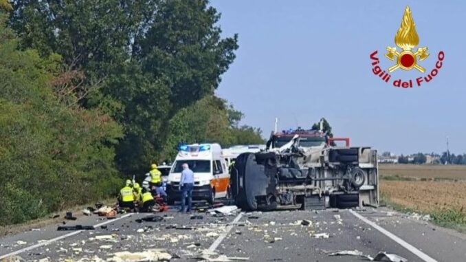 Schianto frontale tra due furgoni a Settima, due feriti gravi