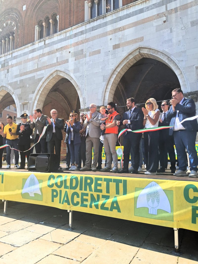 Taglio del nastro per il Villaggio Coldiretti, Piazza Cavalli al centro dell’agricoltura e del Made in Italy