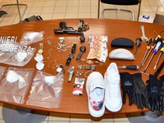 Una federa piena di refurtiva, una pistola in cantina e cocaina tra i secchi di vernice: tre arresti dei carabinieri