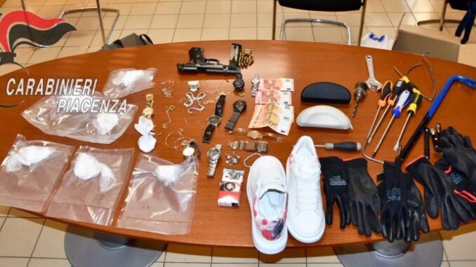 Una federa piena di refurtiva, una pistola in cantina e cocaina tra i secchi di vernice: tre arresti dei carabinieri