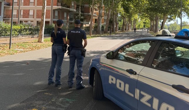 Zone sensibili della città, oltre 200 persone identificate: due uomini tentano la fuga, bloccati