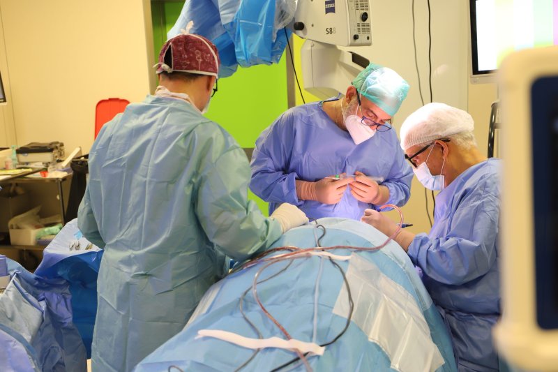 All'ospedale di Piacenza impiantato un "orecchio bionico" di ultimissima generazione: è il primo intervento in Italia FOTO