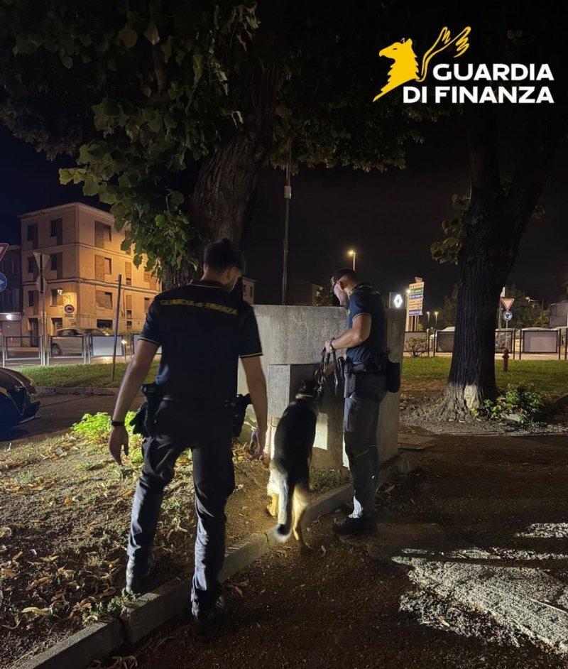 Colpo allo spaccio di droga, tre arresti della guardia di finanza: sequestrato un chilo di cocaina e hashish