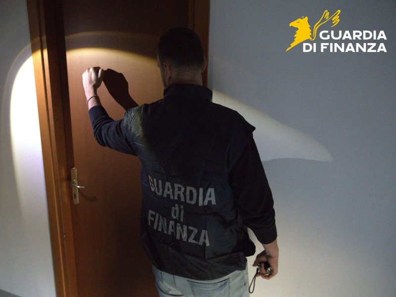 Colpo allo spaccio di droga, tre arresti della guardia di finanza: sequestrato un chilo di cocaina e hashish