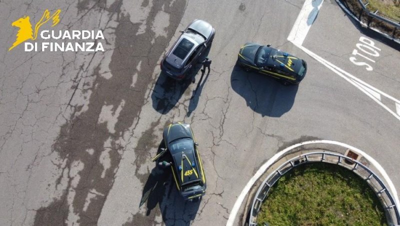 Colpo allo spaccio di droga, tre arresti della guardia di finanza: sequestrato un chilo di cocaina e hashish