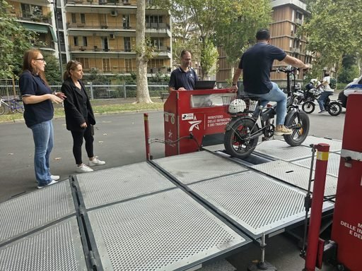 Controlli sulle biciclette elettriche, irregolari due sue tre: quattordici mezzi sequestrati su ventuno verificati