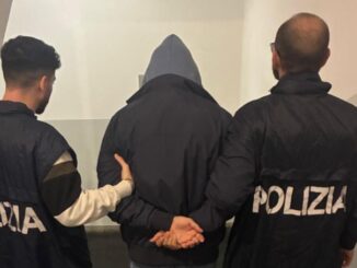 Entra in casa di una 80enne e l'aggredisce per derubarla, messo in fuga dal nipote: identificato e arrestato il rapinatore