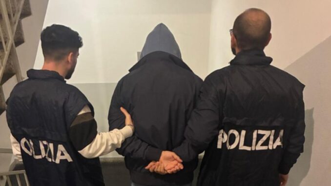 Entra in casa di una 80enne e l'aggredisce per derubarla, messo in fuga dal nipote: identificato e arrestato il rapinatore