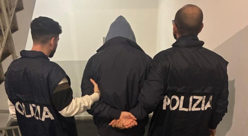 Entra in casa di una 80enne e l'aggredisce per derubarla, messo in fuga dal nipote: identificato e arrestato il rapinatore