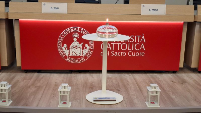 La lampada della pace di Assisi apre la Settimana del dono in Cattolica, oltre duecento giovanissimi studenti accolgono il messaggio di San Francesco
