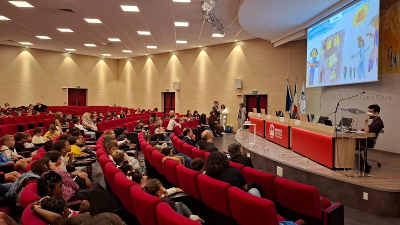 La lampada della pace di Assisi apre la Settimana del dono in Cattolica, oltre duecento giovanissimi studenti accolgono il messaggio di San Francesco