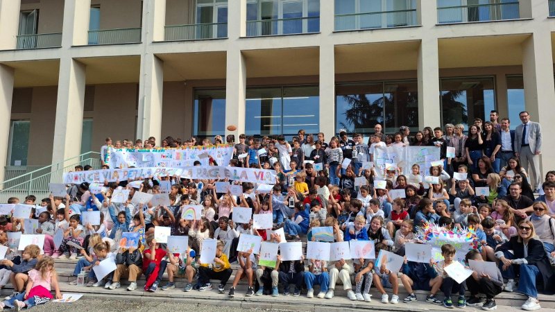 La lampada della pace di Assisi apre la Settimana del dono in Cattolica, oltre duecento giovanissimi studenti accolgono il messaggio di San Francesco