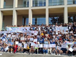 La lampada della pace di Assisi apre la Settimana del dono in Cattolica, oltre duecento giovanissimi studenti accolgono il messaggio di San Francesco