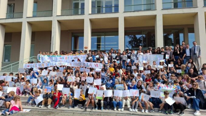 La lampada della pace di Assisi apre la Settimana del dono in Cattolica, oltre duecento giovanissimi studenti accolgono il messaggio di San Francesco