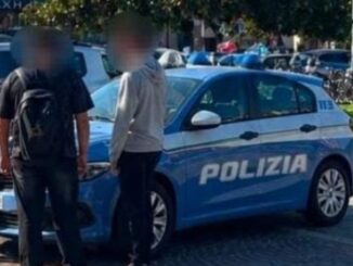 Minorenne trovato dalla polizia con un coltello, denuncia per lui e sanzione per i genitori