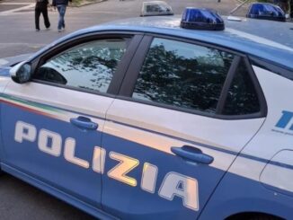 Nasconde prodotti nello zaino e tenta di uscire dal negozio, bloccato da un dipendente e arrestato dalla polizia